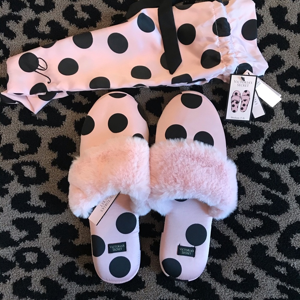 NWT Victoria’s Secret size M 7/8 slippers.